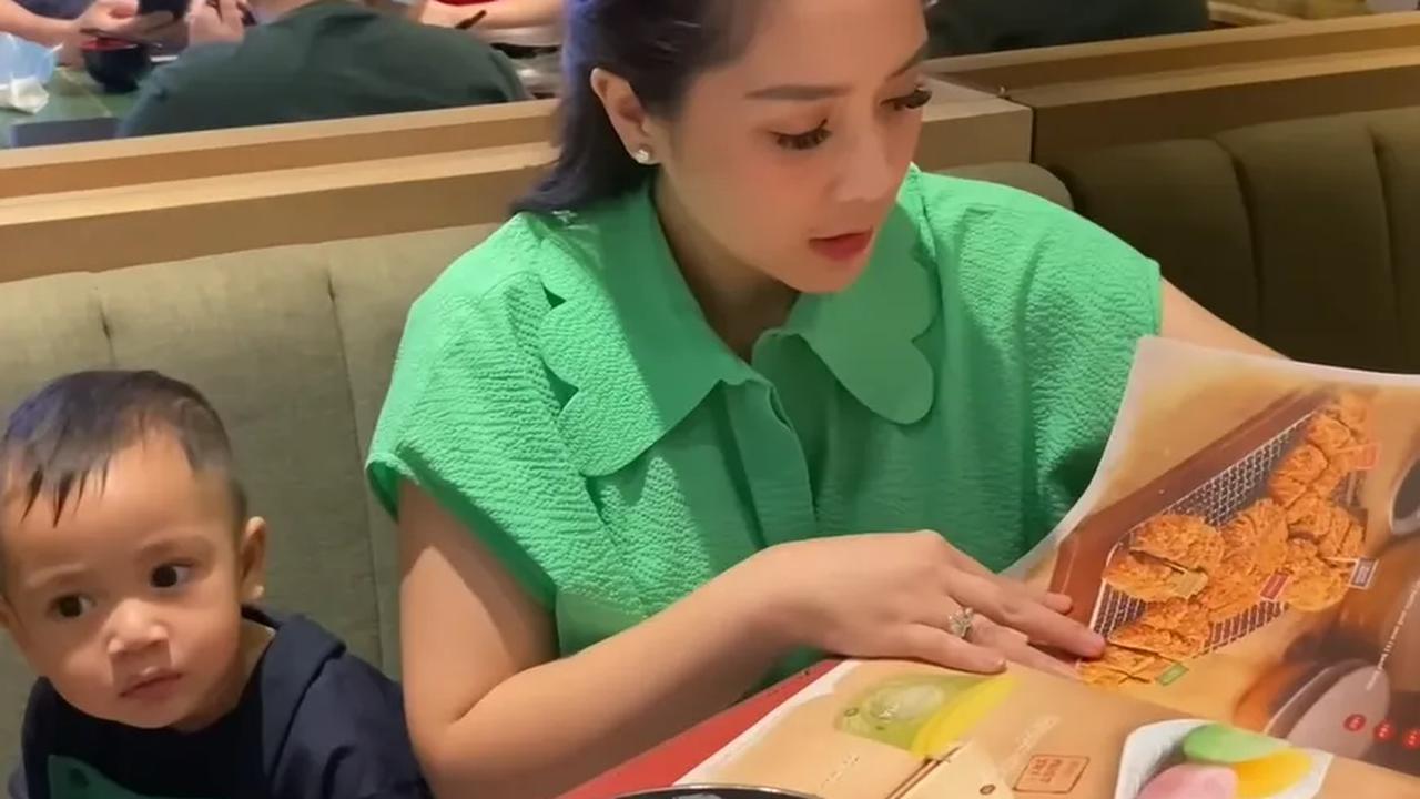 Nagita Slavina tampak memilih makanan yang hendak dipesan. Tampak di samping Nagita, ada Rayyanza dan juga Sus Rini. Hingga kemudian Nagita Slavina memilih makanan yang hendak dipesannya.