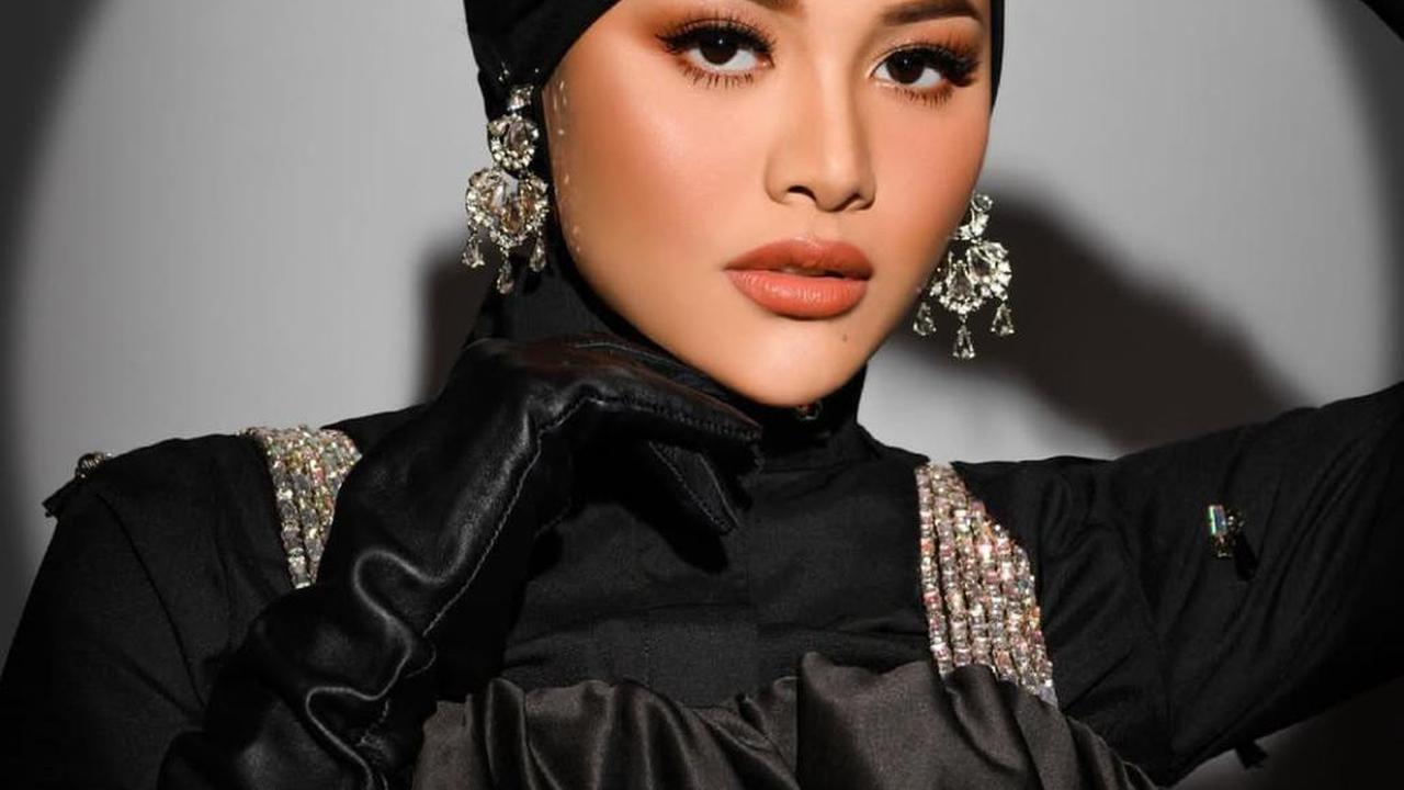 Model Hijab Aurel Hermansyah yang Bikin Penampilan Lebaran 2025 Makin Elegan