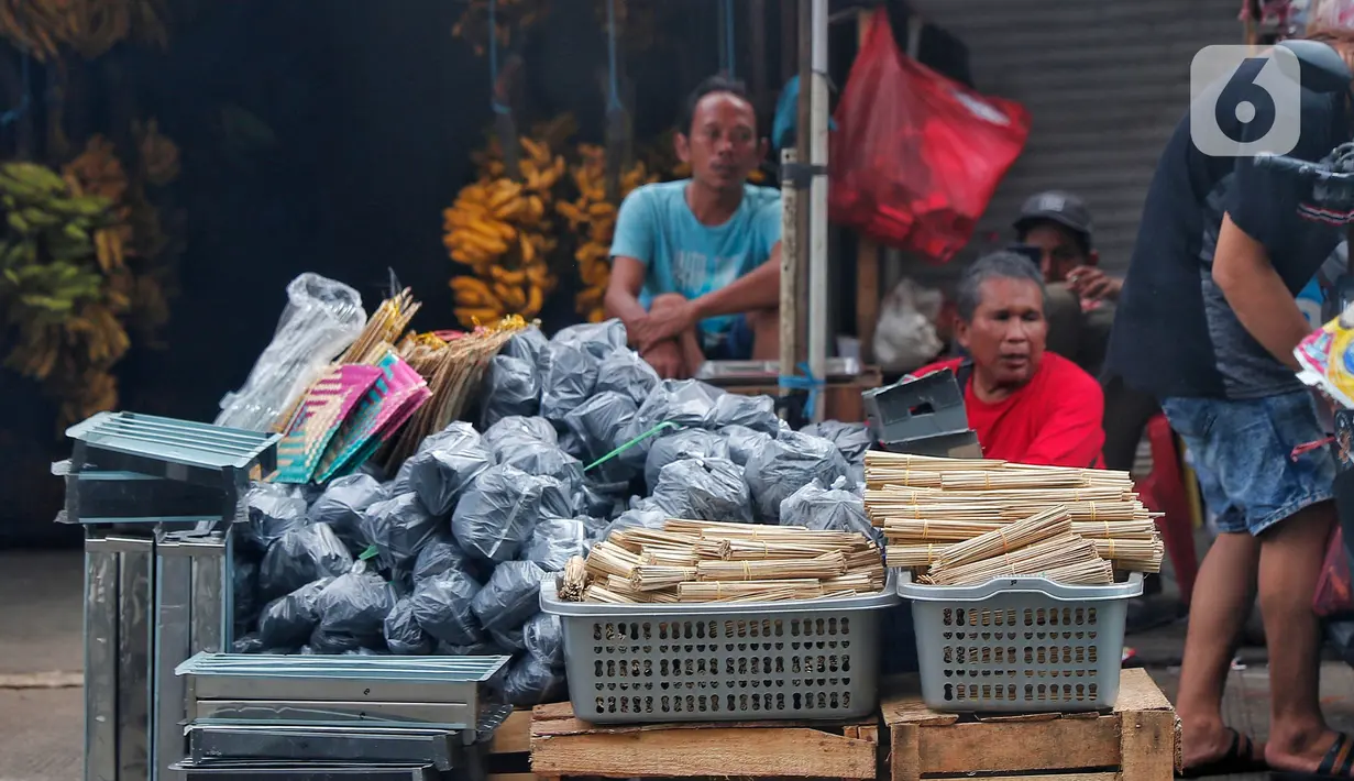 Salah satu pedagang tusuk sate dan arang di Pasar Kebayoran Lama, Jakarta, Rabu (28/6/2023). (Liputan6.com/Angga Yuniar)