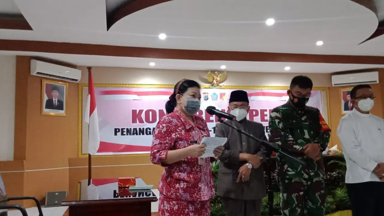 Kepala Dinas Kesehatan (Dinkes) Sulut dr Debby Kalalo (kiri) saat memberikan keterangan.