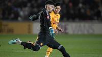 Kiper Manchester United, Altay Bayindir, tampil saat timnya bersua Newport County pada laga babak keempat Piala FA di&nbsp;Rodney Parade, Newport, Minggu (28/1/2024) malam WIB.&nbsp;(AP Photo/Alastair Grant)