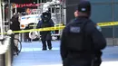 Petugas penjinak bom keluar dari Gedung Time Warner setelah paket bom pipa dikirimkan di mana kantor CNN New York beroperasi, Rabu (24/10). Paket tampak seperti pipa dan ada jaringan kabelnya ditemukan di kotak surat kantor CNN. (TIMOTHY A. CLARY/AFP)