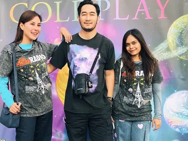 Diketahui, pasangan selebriti Syahnaz dan Jeje memang suka banget dengan Coldplay sampai rela terbang ke Jerman demi nonton konser idolanya. Lewat Instagram pribadinya, ia membagikan momen saat nonton konser. Penampilannya pun berhasil curi perhatian. (Liputan6.com/IG/@syahnazs)