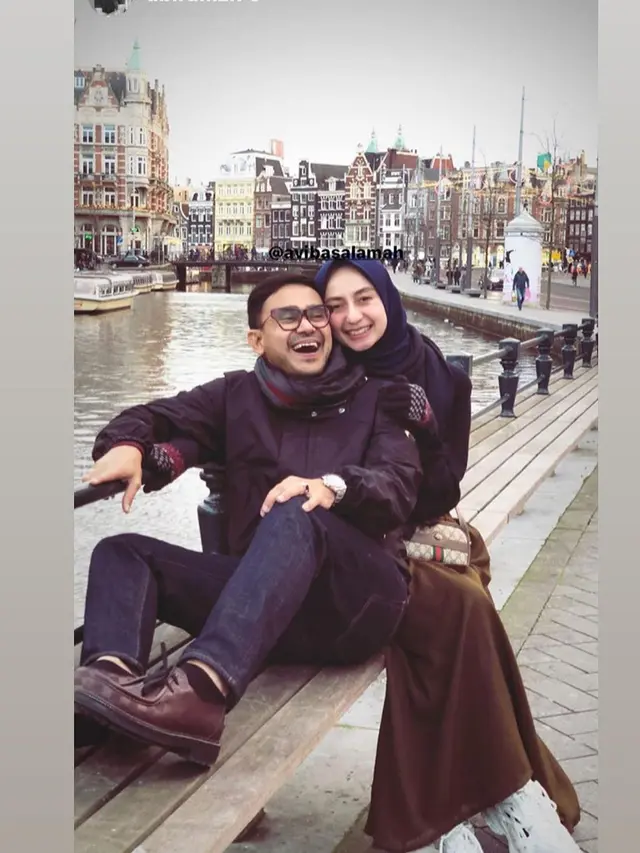 Potret mesra Ramzi dan istri