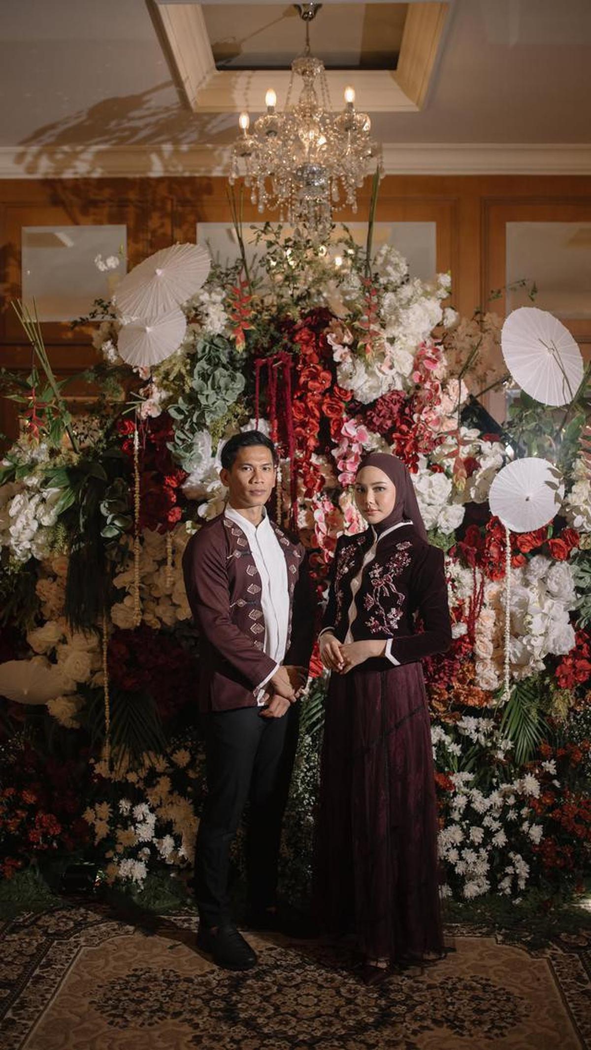 6 Model Dress Dara Arafah saat Lamaran, Anggun dalam Balutan Burgundy Elegan yang Memukau