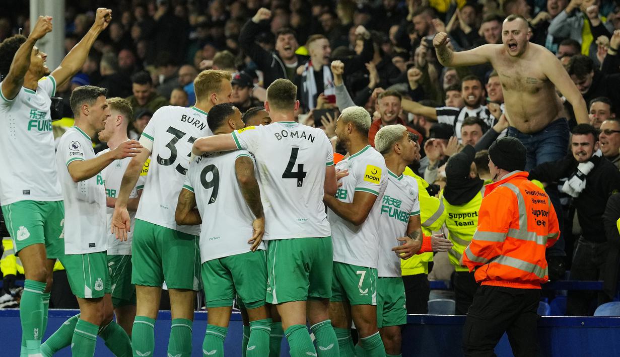 Pemain Newcastle United merayakan gol kedua timnya yang dicetak oleh Joelinton pada laga pekan ke-33 Liga Inggris 2022/2023 melawan Everton di Goodison Park, Liverpool, Jumat (28/04/2023) dini hari WIB. The Magpies sukses menghajar tuan rumah dengan skor 4-1. (AP Photo/Jon Super)