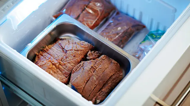 Menyimpan daging rebus di freezer (Foto: Reve.com)