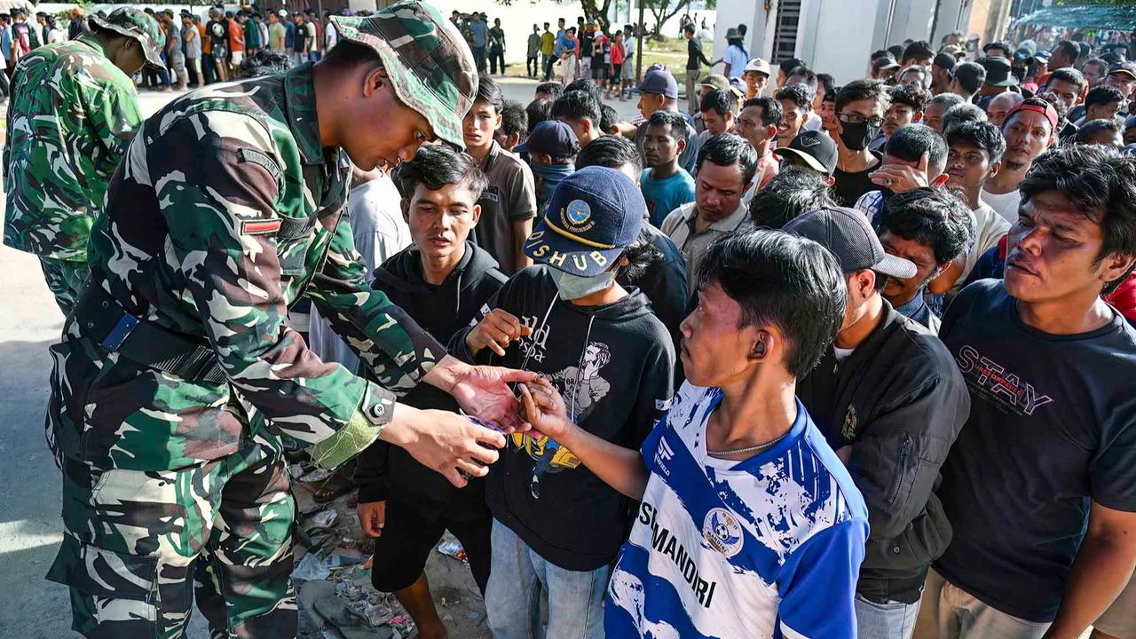 FOTO: Distribusi Beras Gratis untuk Warga Terdampak Bencana di Tapteng