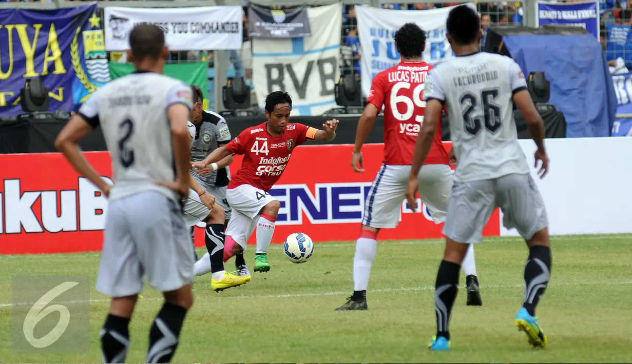 Gelandang Bali United, I Gede Sukadana mencoba menerobos pertahanan Sriwijaya FC saat laga perebutan tempat ketiga Piala Bhayangkara 2016 di Stadion GBK Jakarta, Minggu (3/4/2016). Sriwijaya unggul 2-0. (Liputan6.com/Helmi Fithriansyah)