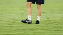 <p>Kaki pelatih Timnas Indonesia, Shin Tae-yong menjejak-jejak rumput saat memeriksa kualitas rumput ketika sesi latihan resmi menjelang laga lanjutan putaran Grup C Kualifikasi Piala Dunia 2026 melawan Jepang di Stadion Utama Gelora Bung Karno (SUGBK), Senayan, Jakarta, Kamis (14/11/2024). (Bola.com/Bagaskara Lazuardi)</p>