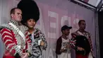 Seorang warga berpose disamping pasukan Scotts Guard alias penjaga Istana Inggris, usai beraksi di sela kegiatan Car Free Day (CFD) di kawasan Bundaran HI, Jakarta, Minggu (5/6). (Liputan6.com/Faizal Fanani)