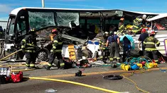 Petugas mengevakusi korban kecelakaan antara bus carter mahasiswa dengan kendaraan wisata amfibi di sebuah jembatan di Seattle, AS, Kamis (25/9). Kecelakaan itu menewaskan satu WNI bernama Privando Eduardus Putradanto. (REUTERS/Seattle Fire Department)