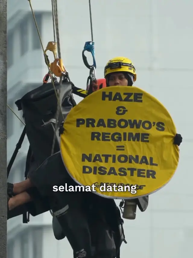 Perempuan di Balik Aksi Greenpeace di Bundaran HI, Ketika Suara tentang Lingkungan dan Hak Publik Disuarakan dari Ketinggian
