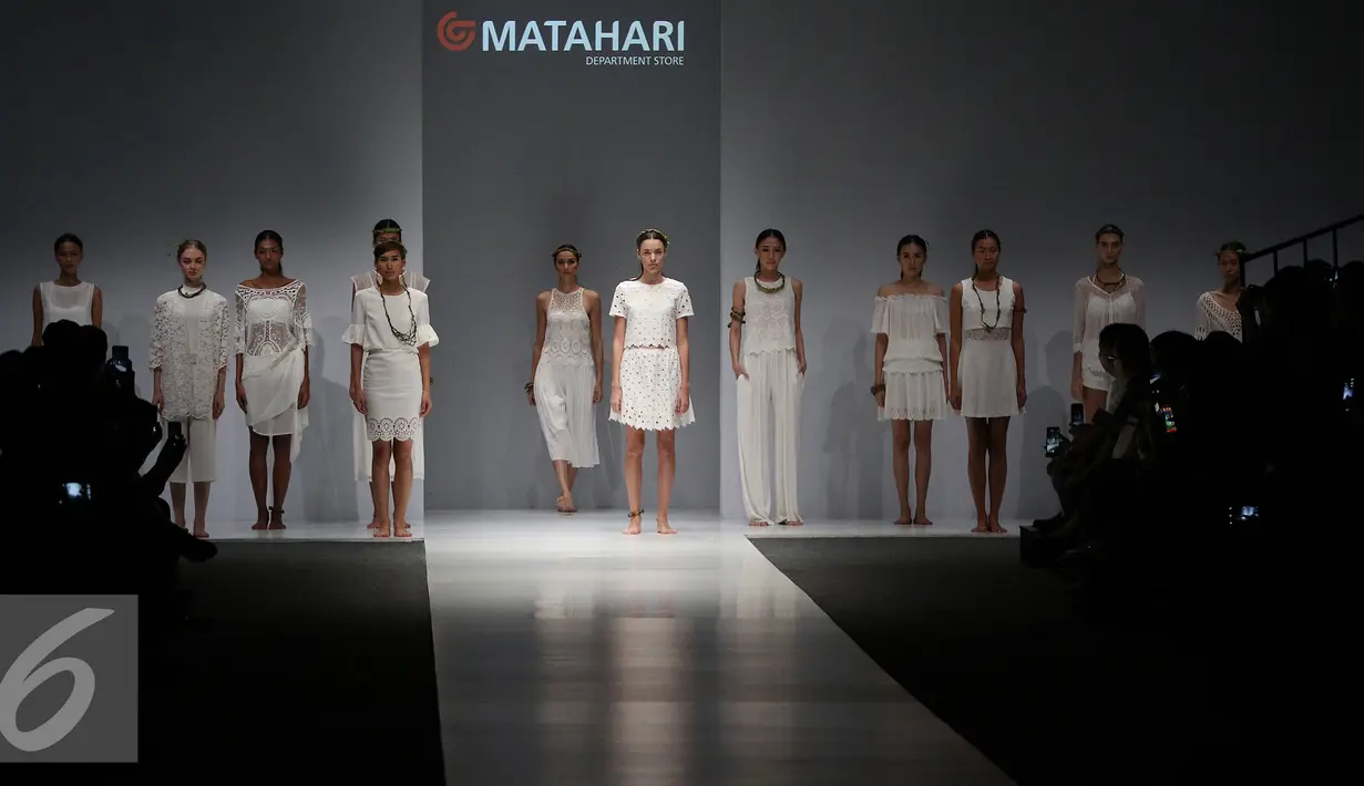 Model membawakan busana rancangan matahari department store di Jakarta Fashion Week (JFW) 2016, Senayan City, Jakarta (27/10). Matahari menawarkan tren terkini untuk kategori pakaian dan mode, produk-produk kecantikan. (Liputan6.com/Herman Zakharia)