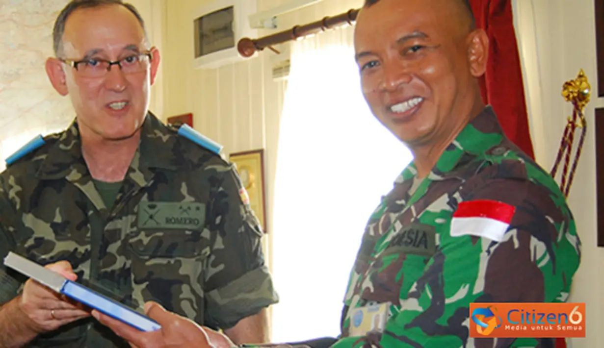 Citizen6, Lebanon: Kunjungan Dansatgas Konga XXV-D/UNIFIL, Letnan Kolonel Cpm Ida Bagus Rahwan Diputra beserta Staf diakhiri dengan tukar menukar cindera mata dan foto bersama. (Pengirim: Badarudin Bakri).