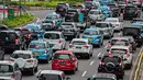 Kendaraan bermotor terjebak kemacetan di kawasan Jalan Sudirman, Jakarta, Senin (1/3/2021). Aturan ini tertuang dalam Instruksi Gubernur Nomor 66 Tahun 2019 Tentang Pengendalian Kualitas Udara. Adapun larangan ini diproyeksikan berlaku efektif pada tahun 2025. (Liputan6.com/Faizal Fanani)