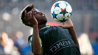 Gelandang Juventus, Paul Pogba mengontrol bola saat melakukan sesi latihan di  Olympiastadion Berlin, Jerman (5/6/201515). Juventus akan menghadapi Barcelona di Final Liga Champions. (Reuters/ Kai Pfaffenbach)