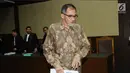 Terdakwa dugaan suap proyek satelit monitoring Bakamla, Nofel Hasan bersiap meninggalkan ruang sidang usai mendengar pembacaan tuntutan di Pengadilan Tipikor, Jakarta, Rabu (21/2). Nofel dituntut lima tahun penjara. (Liputan6.com/Helmi Fithriansyah)