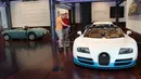 Dua orang pria melihat mobil Bugatti Veyron 16.4L Grand Sport Vitesse yang dipajang di Audrain Automobile Museum di Newport (13/6). (AP Photo / Michelle R. Smith)