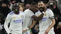 Striker Real Madrid Karim Benzema dengan rekan setimnya merayakan gol ke gawang Atletico Madrid dalam Derby Madrid Liga Spanyol di Santiago Bernabeu, Senin (13/12/2021) dini hari WIB. (AP Photo/Bernat Armangue)