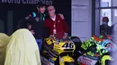 Didampingi sang sahabat, Uccio Salucci dan CEO Dorna, Carmelo Ezpeleta, Valentino Rossi nampak begitu riang dan menikmati momen ini. (AFP/Jose Jordan)