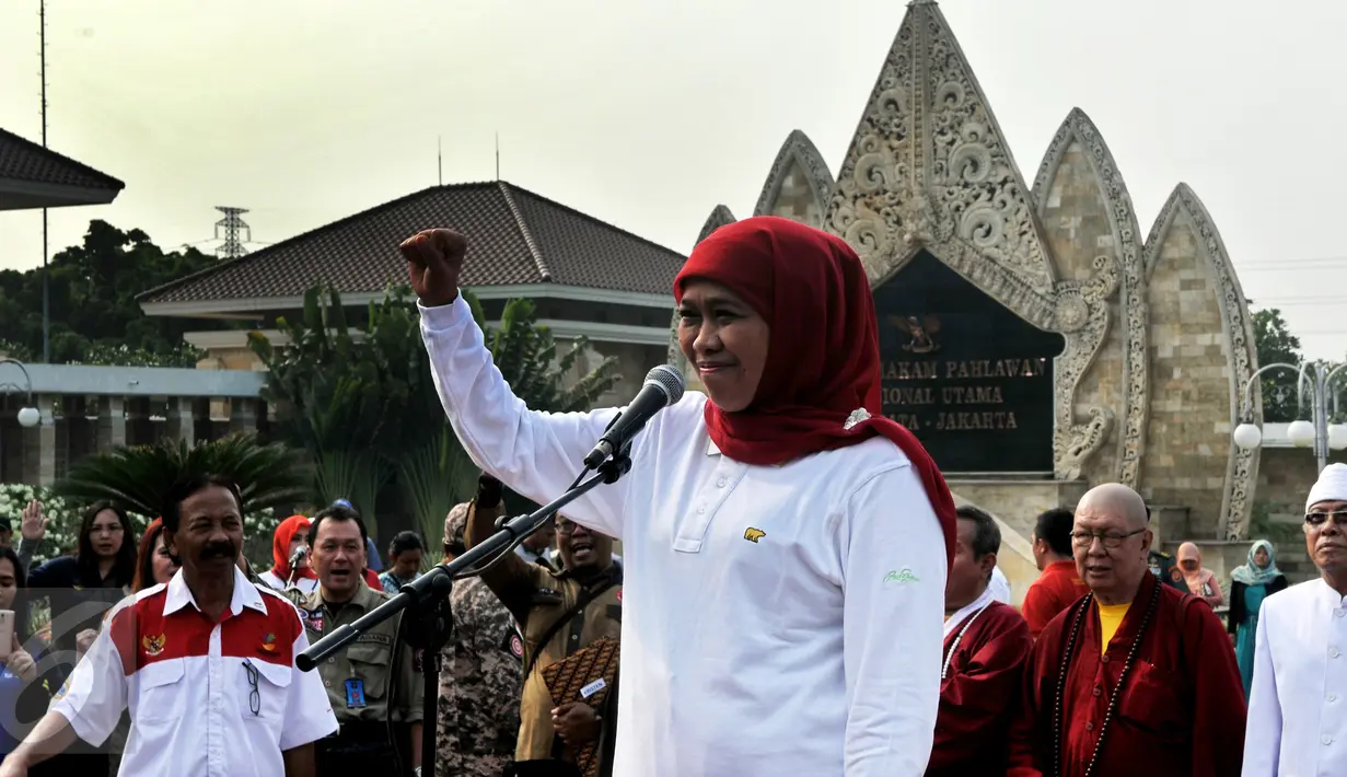 Menteri Sosial Khofifah Indar Parawansa berpidato membuka Parade Kebangsaan di TMP Kalibata, Jakarta, Minggu, (1/11/2015). Pelepasan Parade Kebangsaan ini digelar dalam rangka Hari Kesetiakawanan Nasional (HKSN) dan hari pahlawan.(Liputan6/JohanTallo)