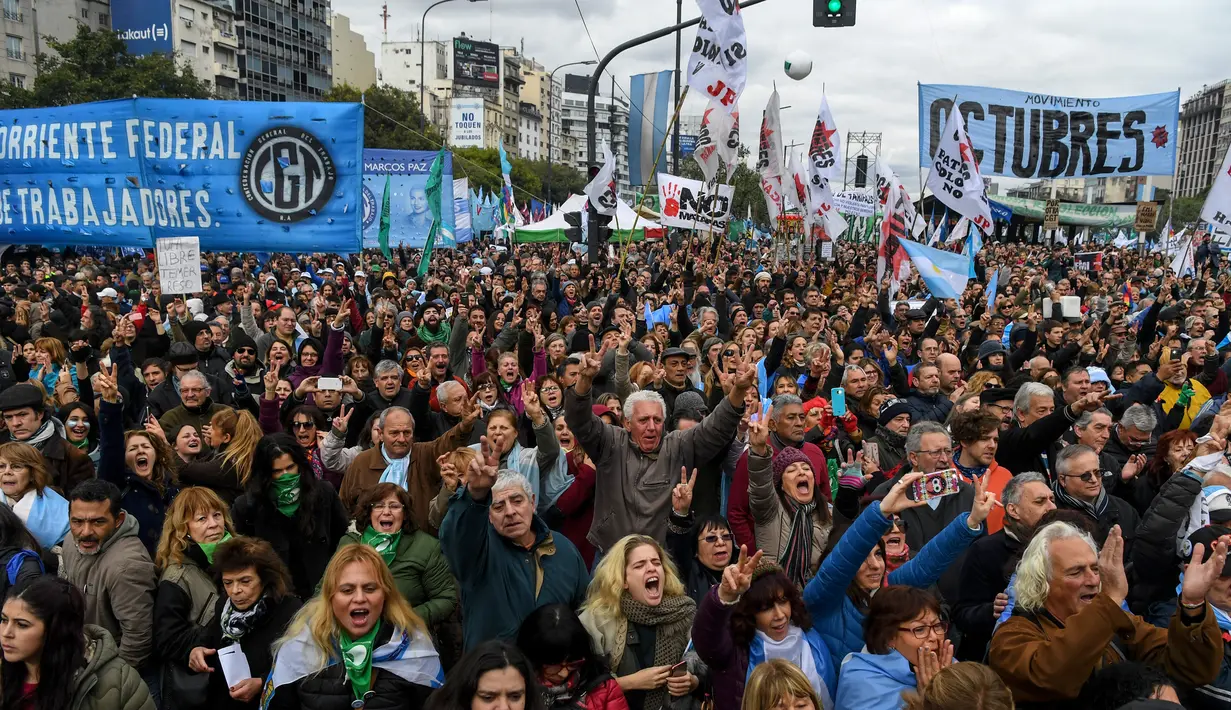 Ribuan orang berdemonstrasi menentang kebijakan Presiden Mauricio Macri di Buenos Aires, Argentina, Senin (9/7). Demo menentang pinjaman International Monetary Fund (IMF) ini dilakukan tepat di Hari Kemerdekaan ke-202 Argentina. (Eitan ABRAMOVICH/AFP)