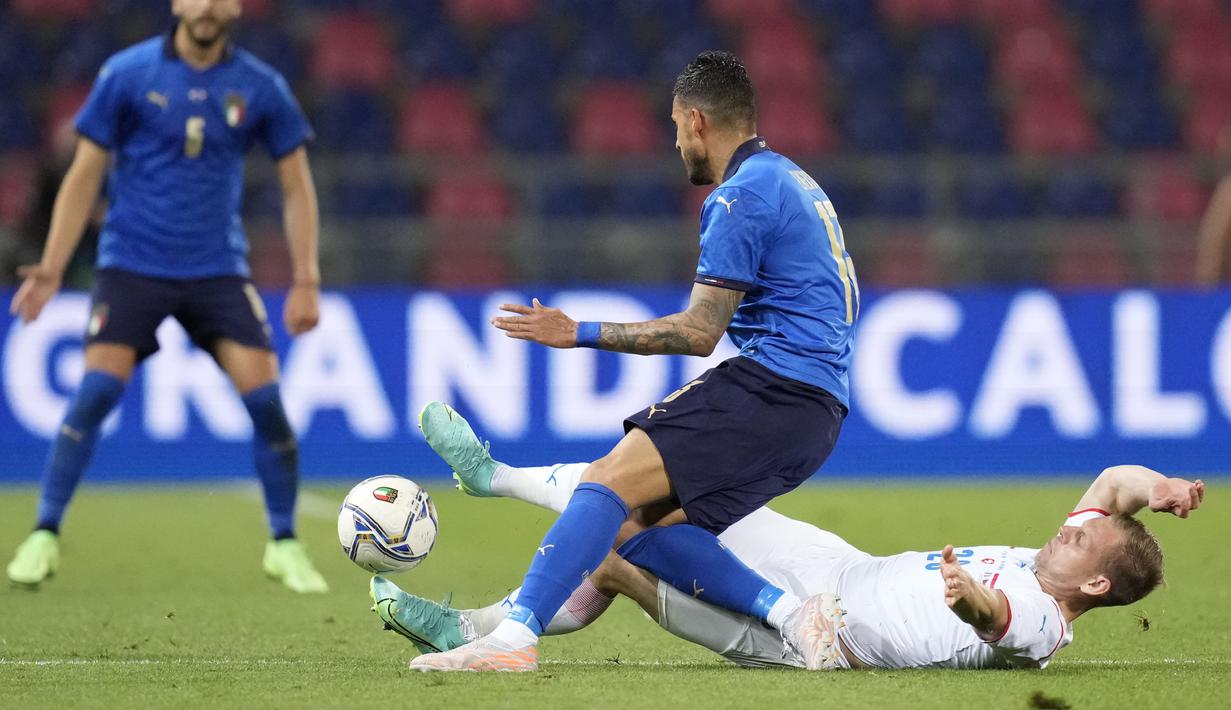 Pemain Italia, Emerson Palmier, berebut bola dengan pemain Republik Ceko, Michael Sadilek, pada laga uji coba di Stadion di Reanto Dall'Ara, Sabtu (5/6/2021). Italia menang dengan skor 4-0. (AP/Antonio Calanni)