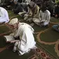 Umat muslim membaca Al-Quran selama melaksanakan salat berjemaah pada hari pertama bulan Ramadan di sebuah masjid di Kabul, Afghanistan, Jumat (24/4/2020). Mereka melaksanakan salat di tengah kekhawatiran akan penularan virus corona COVID-19. (AP Photo/Rahmat Gul)