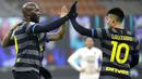 Striker Inter Milan, Romelu Lukaku, melakukan selebrasi bersama Lautaro Martinez usai mencetak gol ke gawang Benevento pada laga Liga Italia di Stadion Giuseppe Meazza, Minggu (31/1/2021), Inter Milan menang dengan skor 4-0. (AP/Luca Bruno)
