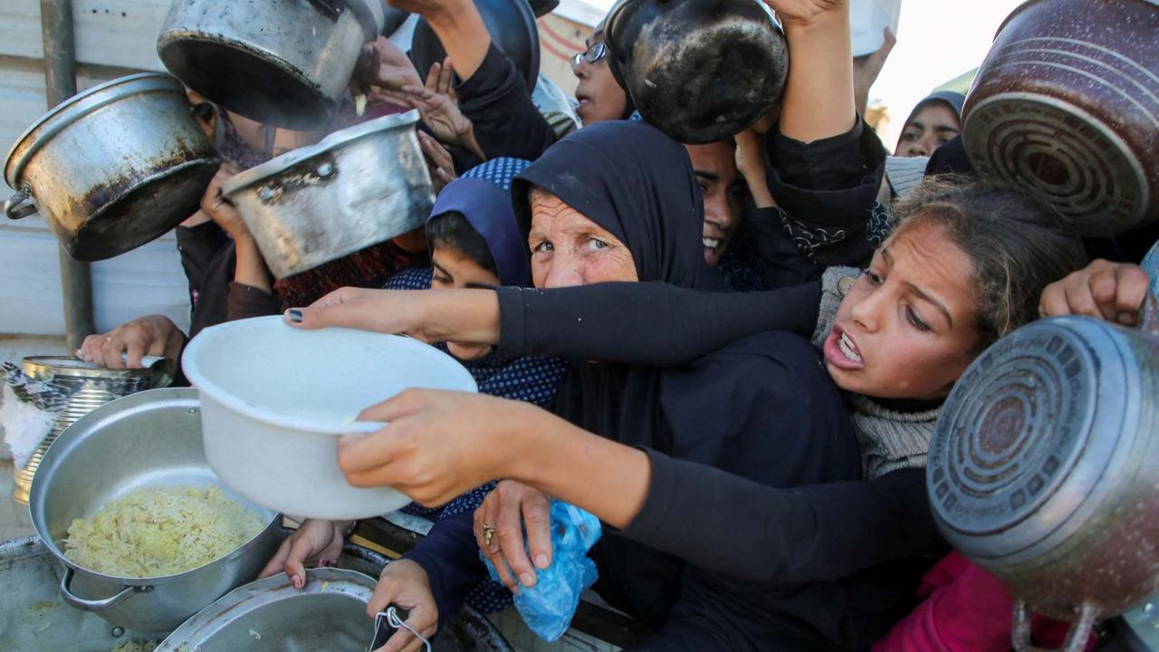 Anak-anak kelaparan Jalur Gaza mengantre makanan