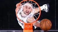 Pemain San Antonio Spurs, Manu Ginobili, saat pertandingan melawan  Houston Rockets pada gim kedua semifinal wilayah barat di AT&T Center, Rabu (3/5/2017) waktu setempat. (AFP/Ronald Martinez).