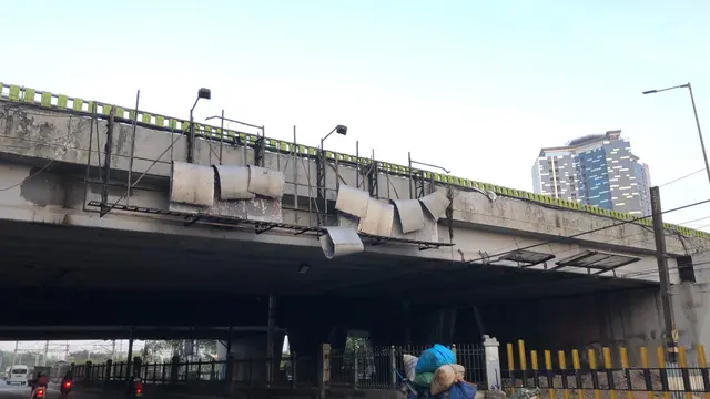 Kondisi kolong flyover Slipi yang menjadi salah satu lokasi demo anarkistis, Selasa (1/10/2019) pagi. (Liputan6.com/Delvira Hutabarat)