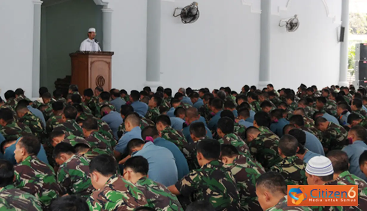 Citizen6, Surabaya: Ribuan prajurit, PNS, dan Siswa Kobangdikal melaksanakan sholat taubat dan Istiqosah, dalam rangka menyambut Ramadhan, di Masjid Ibadurrahman Kesatrian Bumimoro Kobangdikal, Surabaya, Rabu, (18/7). (Pengirim: Penkobangdikal).