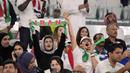 Para fans wanita Iran bersorak saat pertandingan grup B Piala Dunia antara Iran dan Amerika Serikat di Stadion Al Thumama di Doha, Qatar, Selasa, 29 November 2022. (AP Photo/Ashley Landis)