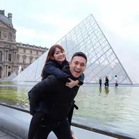 Gilang Dirga dan Adiesty Fersa selalu hadir dengan kemesraan dan hal-hal yang berbau romantis. Tidak hanya di dunia nyata, namun Gilang sering melakukannya di dunia maya dengan mengunggah fotonya bersama sang istri. (Instagram/gilangdirga)