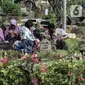 Sejumlah warga berdoa saat ziarah kubur di Tempat Pemakaman Umum (TPU) Karet Bivak, Jakarta, Senin (2/5/2022). Menyambut Hari Raya Idul Fitri 1443 H, umat Islam melakukan ziarah kubur mendoakan sanak keluarga dan kerabat yang sudah wafat. (Liputan6.com/Johan Tallo)