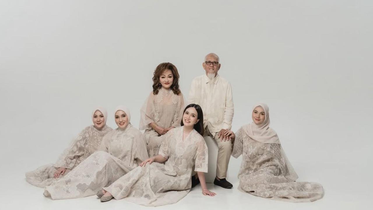 7 Potret Keluarga Besar Shandy Aulia yang Tampil Kompak dalam Busana Krem
