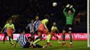 Bek Manchester City, John Stones, berusaha mencetak gol ke gawang Sheffield Wednesday pada laga babak kelima Piala FA di Hillsborough Stadium, Rabu (4/3) malam waktu setempat. Manchester City menang 1-0 atas Sheffield. (AFP/Paul Ellis)