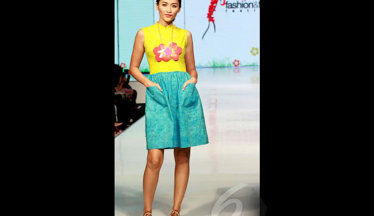  Warna-warna cerah menjadi pilihan Lenny Agustin dalam rancangannya di acara Jakarta Fashion & Food, Hotel Harris Kelapa Gading, Jakarta (Liputan6.com/Faisal R Syam)