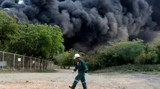 Kepulan asap tebal membumbung tinggi di Puerto Sandino, Leon, Nikaragua, (18/8). Kobaran api tersebut berasal dari meledaknya tangki penyimpanan bahan bakar milik Puma Energy. (REUTERS/ Oswaldo Rivas)