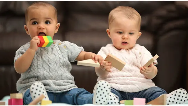 Myla dan Anaya, bayi berusia 10 bulan asal Manchester, Inggris, sama-sama menggemaskan. Namun ketika sang ibu, Hannah Yarker (20), memberitahu bahwa mereka kembar, orang-orang tak ada yang percaya.