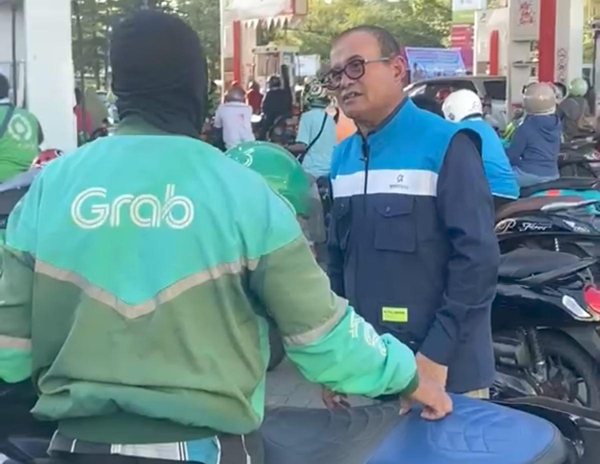 Kepala BPH Migas Wahyudi Anas saat meninjau antrean BBM di SPBU Racing Makassar.
