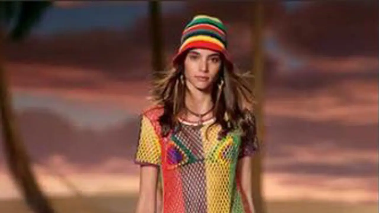 Rihanna pakai baju Tommy Hilfiger 