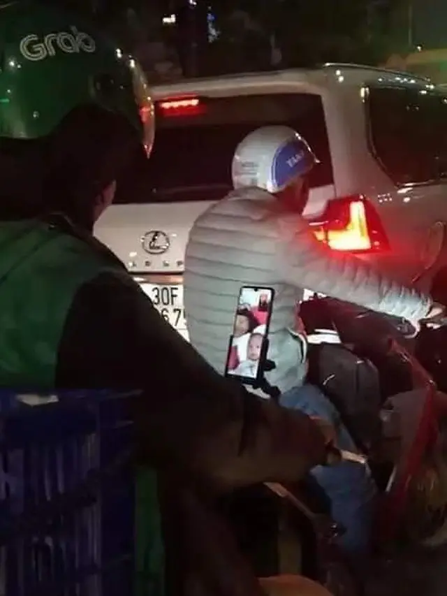 6 Potret Pengemudi Ojek Online Ingat Keluarga Ini Bikin Haru