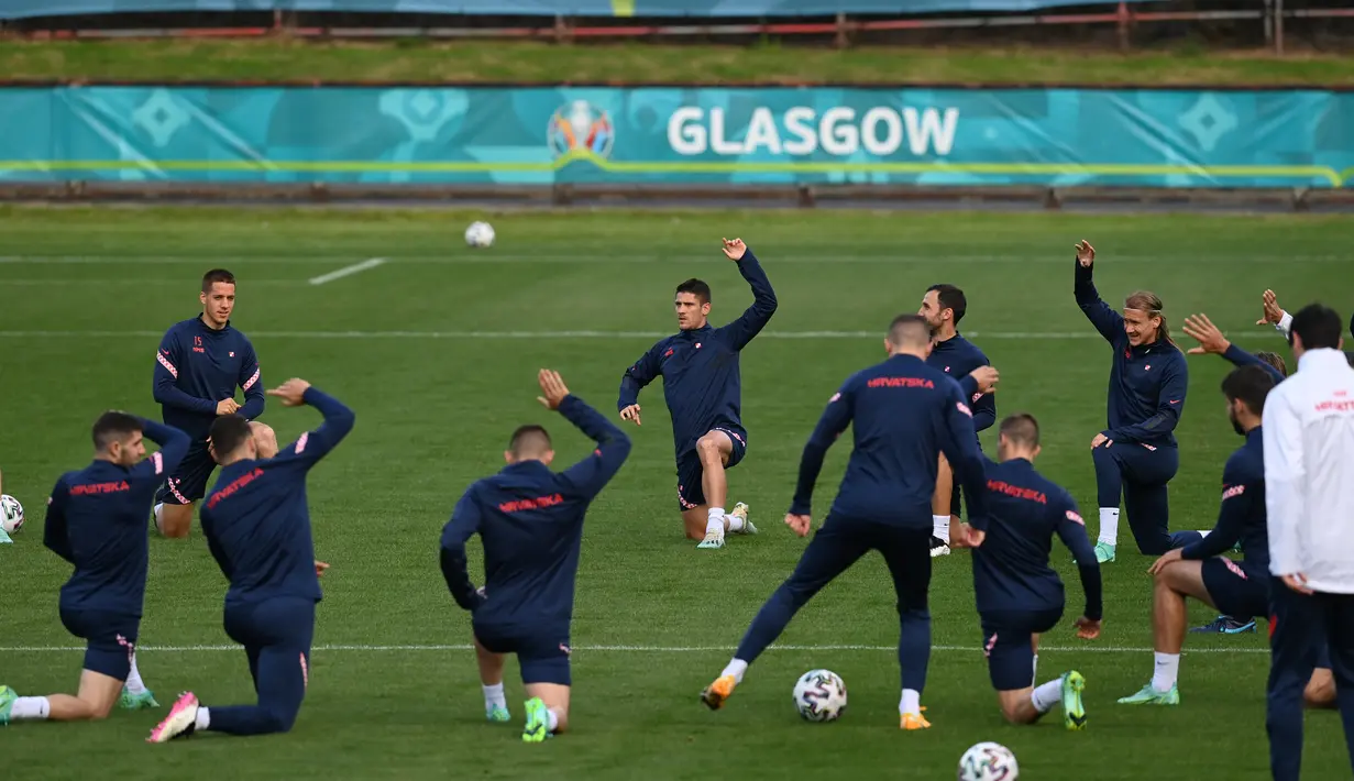 Para pemain Kroasia melakukan pemanasan saat mengikuti sesi latihan di Firhill Stadium di Glasgow (21/6/2021). Skotlandia dan Kroasia harus memastikan kemenangan. Jika hasilnya malah imbang, kedua tim ini malah tak bisa lolos ke babak 16 besar Euro 2020. (AFP/Paul Ellis)