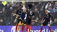 Pemain Brighton and Hove Albion, Alireza Jahanbakhsh, mencetak gol ke gawang Chelsea pada laga Premier League di Stadion AMEX, Rabu (1/1/2020). Kedua tim bermain imbang 1-1. (AP/(Gareth Fuller)