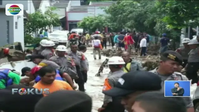 Petugas lakukan investigasi untuk mengetahui penyebab tanggul jebol yang mengakibatkan banjir bandang di Kabupaten Bandung.