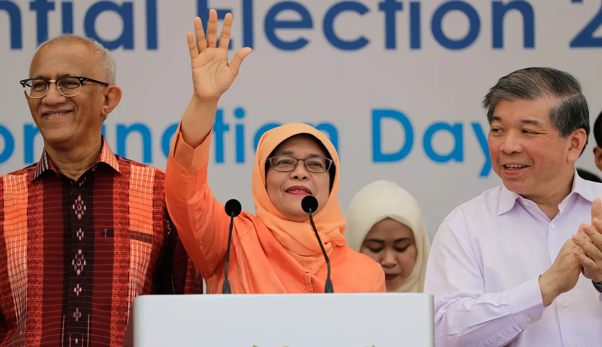 Halimah Yacob melambaikan tangan saat menyapa pendukungnya usai memberikan pidato di Singapura, Rabu (13/9). Halimah Yacob nantinya akan menggantikan posisi Tony Tan, yang telah 6 tahun menjabat sebagai presiden negara tersebut. (AP Photo/Wong Maye-E)
