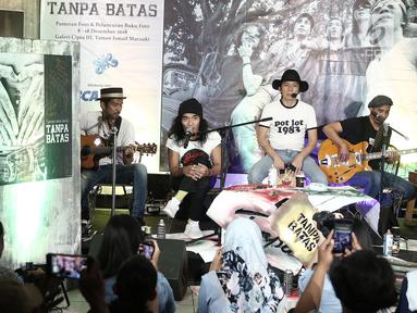 Aksi personil band Slank saat pembukaan pameran foto dan peluncuran buku "Tanpa Batas" bersama #KLYLOUNGE di Jakarta, Jumat (14/12). Fotografer Tjandra Moh Amin meluncurkan buku Tanpa Batas Slank. (Liputan6.com/Herman Zakharia)